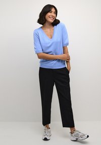 Kaffe KALIZZA V-NECK - Pamata T-krekls - vista blue
