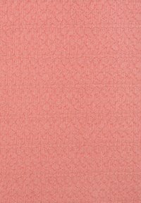 Strukturierteter Stoff in Korallenrosa mit einem geometrischen Muster. Die Oberfläche ist glatt, mit subtiler Schönheit und durchgehendem Design.