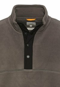 Fleece pullover i grå med en let hævet krave og sort knaplukning. Har orange detaljer ved kraven og label for genanvendt materiale.