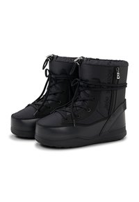 Černé zimní boty vyrobené z hladké látky s pryžovou podrážkou. Mají zavazování na tkaničky, polstrovaný vršek a ozdobné zipy po stranách.