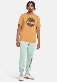 Timberland KENNEBEC RIVER TREE LOGO SHORT SLEEVE - Triko s potiskem - wheat boot black