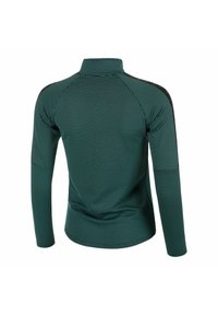 Camicia verde a maniche lunghe con colletto alto, caratterizzata da un motivo testurizzato e dettagli neri lungo le spalle e le maniche.