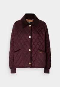 Veste matelassée bordeaux foncé avec col en velours côtelé, boutons-pression dorés, deux poches avant et poignets côtelés.