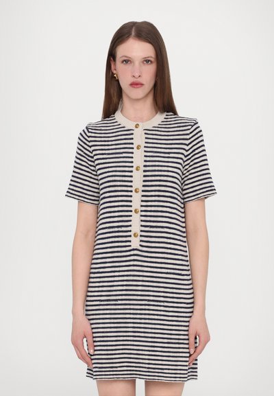 Robe en tricot à rayures horizontales bleu marine et crème, avec des manches courtes, un col rond et cinq boutons dorés sur le devant.