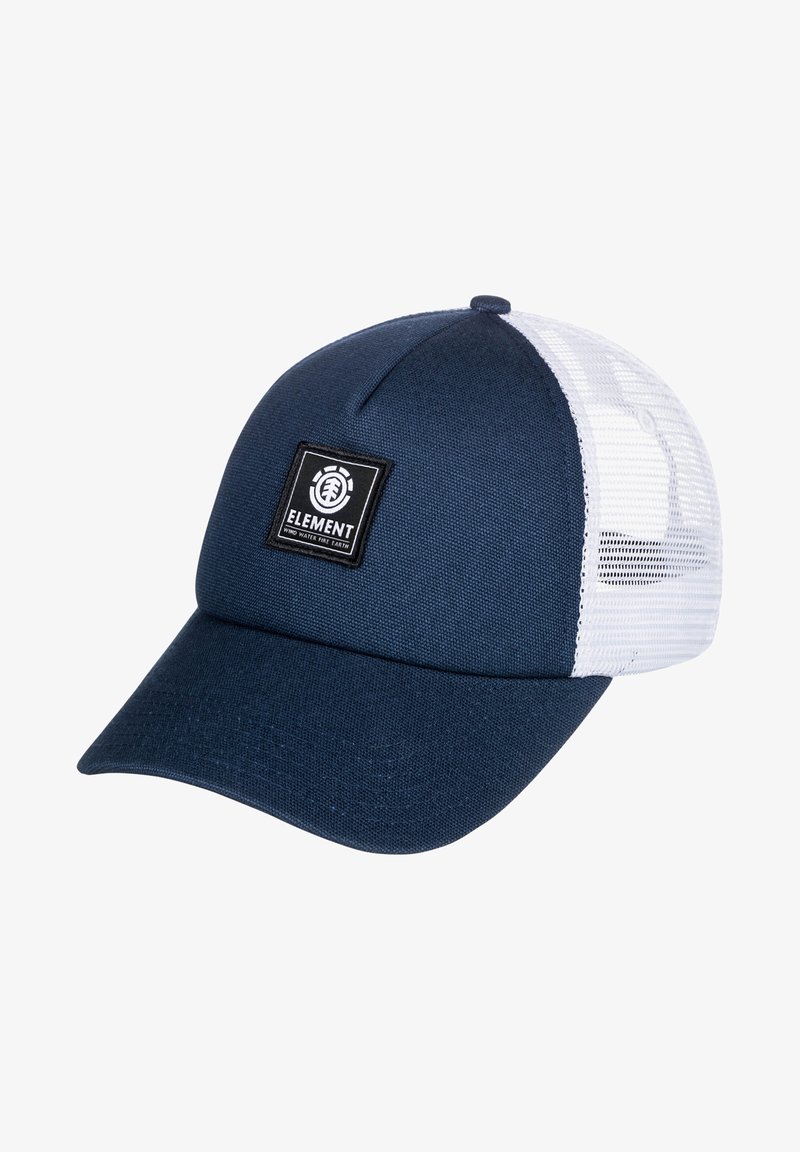 Navyblaue Mütze mit einem weißen Netzrücken, die auf der Vorderseite ein schwarzes quadratisches Logo-Patch und einen gebogenen Schirm hat. Textilstruktur.