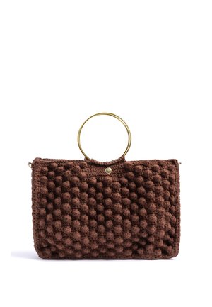 Bolso de mano de crochet marrón texturizado con asa circular de metal dorado y un pequeño cierre de botón dorado sobre fondo blanco.