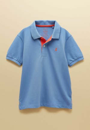 Sininen lyhythihainen poolopaita, jossa oranssi sisäkaulus ja nappilista, napit sulkemiseen, sekä pieni oranssi kirjailtu kaniinilogo rinnassa.