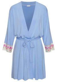 Svetlomodrý župan s hlbokým výstrihom do V, opásaný v páse, a rukávmi s kvetinovou výšivkou s ružovými a zelenými vzormi. Mäkka textúra látky.