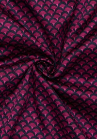 Tessuto con un motivo a scaglie ripetuto in rosa scuro e blu navy. Il tessuto ha una consistenza liscia, ideale per abbigliamento o lavori creativi.