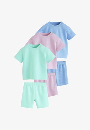 Tre set di magliette a maniche corte in tessuto a nido d'ape e pantaloncini con elastico in vita, nei colori pastello verde menta, lavanda e azzurro chiaro, disposti sovrapposti.