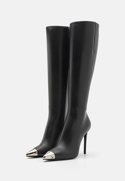 Bottes noires en cuir lisse, à bout pointu et hauteur genou, avec un embout métallique et un talon aiguille, dotées d'une fermeture éclair sur le côté.