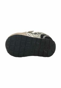 Soletta in gomma nera con un motivo di grip testurizzato. La tomaia presenta una combinazione di camoscio grigio, tessuto maculato e accenti colorati. Chiusura con fascia in Velcro.