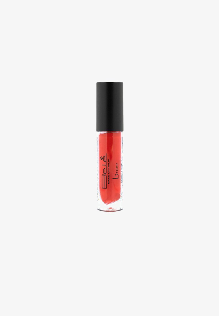 Rossetto liquido rosso in un tubo trasparente con tappo nero, etichettato "Bella Make Up Italia" e "b:one Liquid Lipstick".