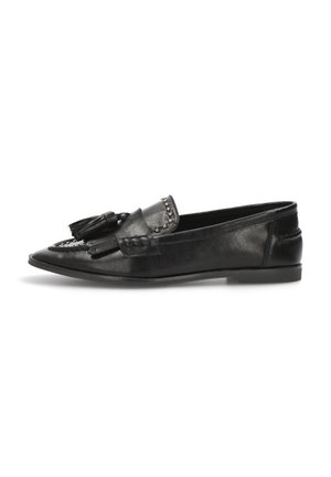 Mocasines de cuero negro con puntera puntiaguda, adornados con borlas y tachuelas plateadas. Presentan una textura suave y una suela baja y plana.