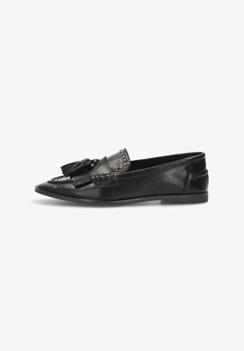 Mocasines de cuero negro con puntera puntiaguda, adornados con borlas y tachuelas plateadas. Presentan una textura suave y una suela baja y plana.