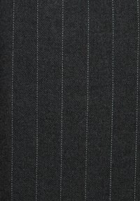 Tissu gris foncé avec de fines rayures blanches verticales, présentant un motif de tissage en laine doux et texturé.