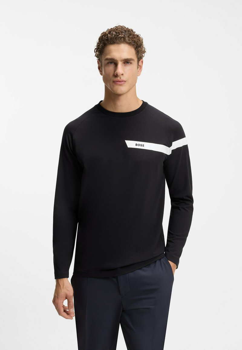 T-shirt noir à manches longues avec une bande diagonale blanche portant le mot « BOSS ». Confectionné dans un tissu lisse et léger, avec un col rond.