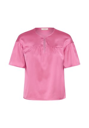 Blød lyserød satinbluse med korte pufærmer, rund halsudskæring og diskrete forreste læg, vist på en hvid baggrund.