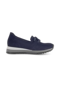 Navy suede instapper met een knoopaccent, grijze rubberen zool met gestructureerd profiel en een slank, low-profile ontwerp.