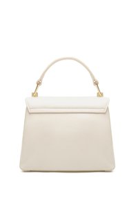Sac à main en cuir blanc avec une forme structurée, une poignée supérieure et des finitions en métal doré. Présente une fermeture à rabat et une finition texturée.