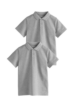 Dve jednoduché sivé polokošele s krátkym rukávom, golierom a tromi gombíkmi, usporiadané jedna za druhou na bielom pozadí.