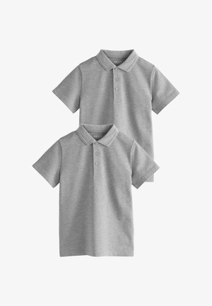 Két egyszerű szürke rövid ujjú galléros póló, három gombbal, egymás mögé rendezve, fehér háttéren.