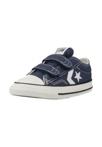 Marineblauwe canvas sneakers met witte accenten, klittenbandsluitingen, rubberen neuskap en zwarte zool. Kenmerken zijn een sterlogo en contrasterend stiksels.