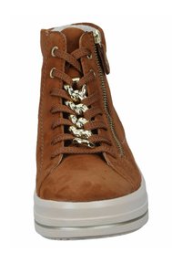 Zapatilla alta de ante en tono marrón claro con detalles en dorado, cierre con cremallera, cordones decorativos y suela texturizada en blanco.