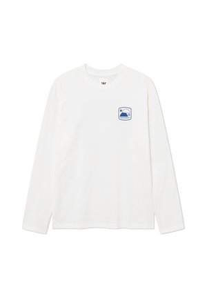 Hvid langærmet t-shirt med lille blåt vejr-tema logo på venstre bryst med sol, sky og tekst.