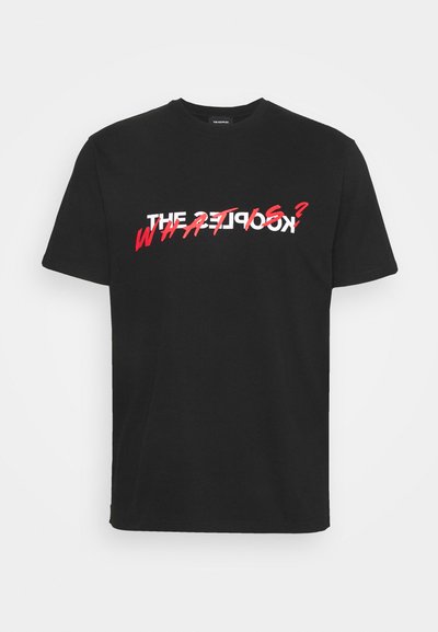 Schwarzes Baumwoll-T-Shirt mit kurzen Ärmeln, auf dem in einer auffälligen, abgenutzten Schrift bold weiße und rote Schriftzüge stehen: "THE PEOPLE WHAT?".