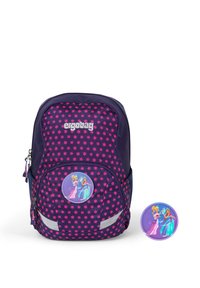 Zainetto viola con motivi floreali rosa, dotato di una tasca anteriore con un distintivo rotondo che raffigura due principesse. Include accenti riflettenti.