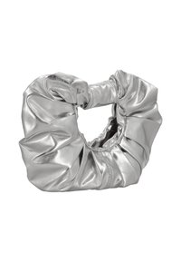 Fémes ezüst kézitáska gyűrött kialakítással, lekerekített fogantyúval és puha tapintással. Redőzött részletekkel és tágas belső térrel rendelkezik.