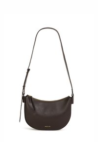 Borsa a spalla in pelle marrone con design curvo, zip dorata e logo del marchio impresso in oro. Tracolla regolabile per una maggiore versatilità.