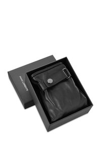 Czarna skórzana torebka w czarnym pudełku, z zagiętym designem i zapięciem na zatrzask. Gładka tekstura z subtelnym logo.