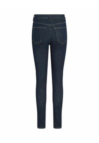 Donkerblauwe denim jeans met een gladde textuur, skinny fit, twee achterzakken met schuine kleppen en subtiele stikseldetails.