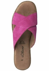 Sandal con zeppa in suede rosa con bande incrociate, suola piatta e soletta marchiata. Presenta una texture liscia e un design aperto per la traspirabilità.