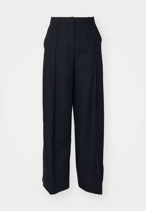 Fekete nadrág texturált mintával. Húzott elülső résszel, oldalsó zsebekkel és egyenes szárú kialakítással rendelkezik. Anyaga simának tűnik.