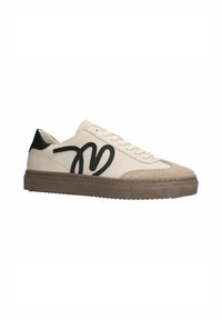 Baskets en cuir blanc avec un logo noir, un embout en suède beige, et une semelle en caoutchouc texturé. Elles possèdent des lacets plats et un accent de talon noir contrastant.