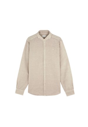 Camisa beige de manga larga con botones, cuello y puños, mostrada extendida sobre un fondo blanco.