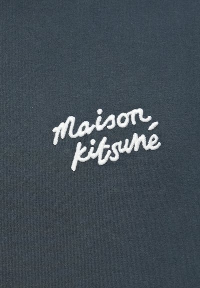 Dunkelgrauer Baumwollpullover mit weiß gesticktem Text "maison, kitsuné" in einer kursiven Schriftart. Glatte Stoffstruktur.
