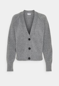 Šedý pletený svetr s dlouhými rukávy, výstřihem do V, ribbed manžetami a spodním lemem, a třemi černými knoflíky vpředu.