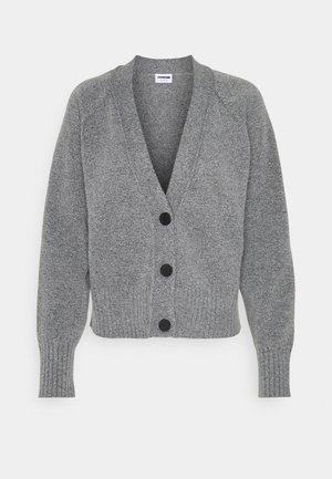 Šedý pletený svetr s dlouhými rukávy, výstřihem do V, ribbed manžetami a spodním lemem, a třemi černými knoflíky vpředu.