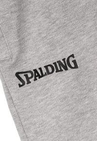 Grijs katoenen stof met een gladde textuur, met een opvallend zwart 'SPALDING' logo. Het ontwerp is eenvoudig en klassiek.