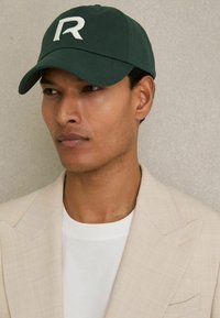 Reiss CHASE LOGO-EMBROIDERED VARSITY BASEBALL  - Šiltovka - dark green