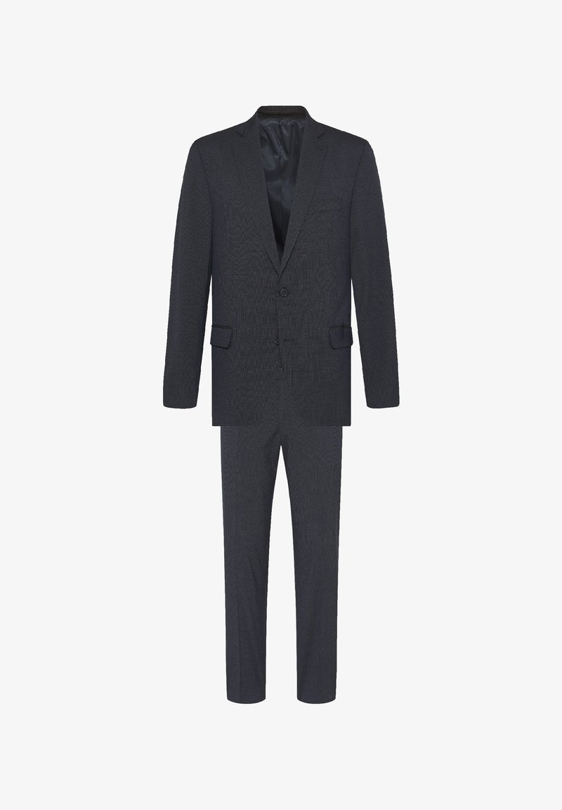 Costume deux pièces pour homme gris foncé avec veste à simple boutonnage, deux boutons, poches à rabat et pantalon droit assorti.