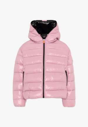 Roze gewatteerde jas met capuchon, voorzien van een ritssluiting aan de voorkant en ritssluitingen aan de zijkanten, plat uitgestald op een witte achtergrond.