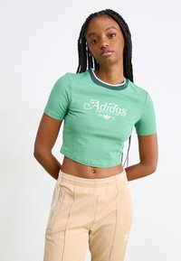 adidas Originals BABY TEE - Marškinėliai su spaudiniu - preloved green