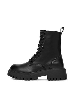 Melni ādas potītes zābaki ar šņorēm. Ar biezu zoli, dziļām protektorām un cilpu aizmugurē vieglai uzvelšanai.