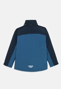 Casaco bicolor com a parte superior em azul-marinho e a parte inferior em azul-turquesa. O design inclui um colarinho alto e detalhes refletivos na barra.