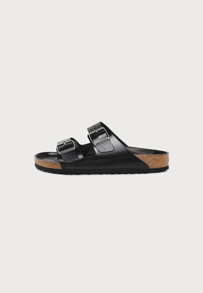 Μαύρο σανδάλι Birkenstock με δύο ρυθμιζόμενους ιμάντες και φελλό πάτο, εμφανίζεται από το πλάι σε απλό φόντο.